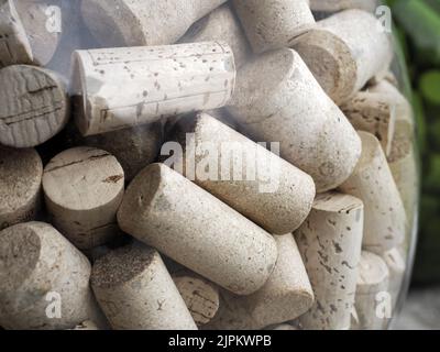 Viele Weinflasche Korken im Glas Detail Stockfoto