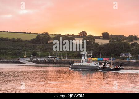 Rushbrooke, Cork, Irland. 19.. August 2022. Cross River Ferry Glenbrook macht eine Dämmerungsüberfahrt nach Rushbrooke, Co. Cork, Irland.- Credit; David Creedon / Alamy Live News Stockfoto