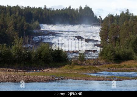 Der Fluss und die Stromschnellen sahen aus der Hotelanlage. Weg und Wege auf der rechten Seite, im Wald. Stockfoto