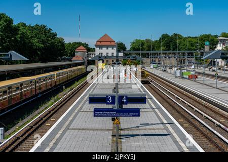 Bahnsteige und Gleise am S-Bahnhof Olympiastadion, Berlin Charlottenburg, Deutschland Stockfoto
