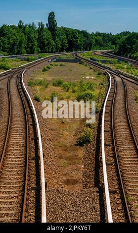 Bahnsteige und Gleise am S-Bahnhof Olympiastadion, Berlin Charlottenburg, Deutschland Stockfoto