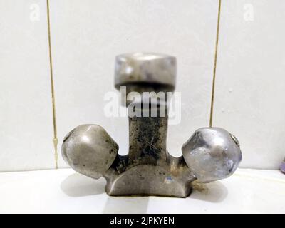 Heiße und kalte Wasserhahn in der basen-Waschanlage Stockfoto