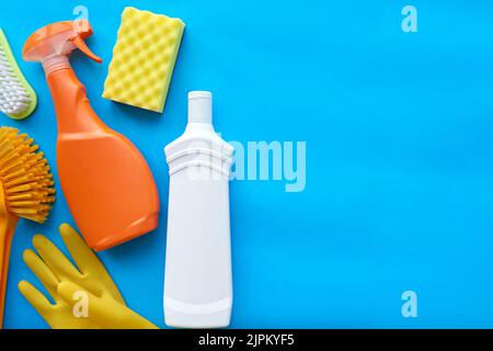 Verschiedene Hausreinigungsprodukte auf blauem Hintergrund Stockfoto