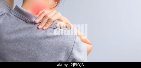 Frau mit ihrem Hals verstauen, Muskel schmerzhaft während Überlastung. Mädchen mit Körperproblem nach dem Aufwachen. Steifer Hals, Office-Syndrom und ergonomisches Konzept Stockfoto