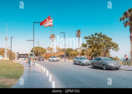 10. Juli 2022, Antalya, Türkei: Stadtstraße mit Autostraße und Fahrrad- und Fußgängerweg. Türkische Flagge auf einem Beobachtungspunkt Stockfoto