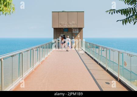 10. Juli 2022, Antalya, Türkei: Die Menschen auf der Aussichtsplattform bewundern den Blick auf das Meer und die Stadt und warten darauf, dass der Aufzug zur Bea hinunterfährt Stockfoto