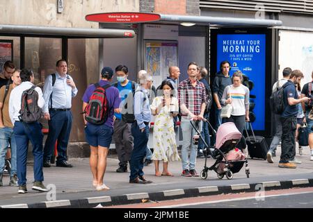 Vor dem Bahnhof Waterloo im Zentrum Londons warten die Leute auf Busse. Die U-Bahn-, Bahn- und Busverbindungen werden in der Hauptstadt stark gestört, da die Mitglieder der Gewerkschaft Unite und der Gewerkschaft Rail, Maritime and Transport (GMT) in einem anhaltenden Streit um Bezahlung, Arbeitsplätze und Bedingungen streiken. Bilddatum: Freitag, 19. August 2022. Stockfoto