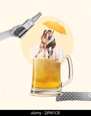 Collage zeitgenössischer Kunst. Liebevolles junges Paar, das auf einem riesigen Schaumbierbecher sitzt. Oktoberfest-Feier Stockfoto