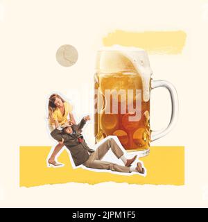 Collage zeitgenössischer Kunst. Junge Frau trägt einen verletzten Mann nach einer guten Party. Bierfest, Party, Feier Stockfoto