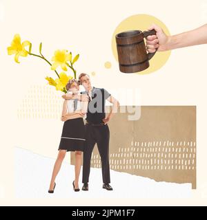 Collage zeitgenössischer Kunst. Nettes, junges Paar, stilvoller Mann und Frau, die an einem Bierfest teilnehmen. Bierkrug Stockfoto