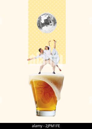 Collage zeitgenössischer Kunst. Fröhliches junges Paar in eleganten Kleidern, tanzt auf einem schaumig-bierigen Becher. Feiern Stockfoto