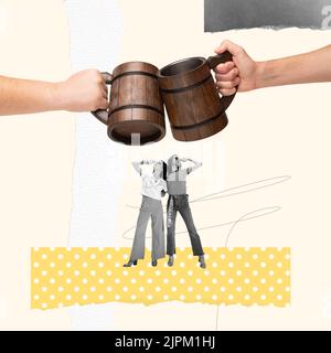 Collage zeitgenössischer Kunst. Stylische junge Frauen besuchen Oktoberfest-Party. Holzkrug mit Bier Stockfoto