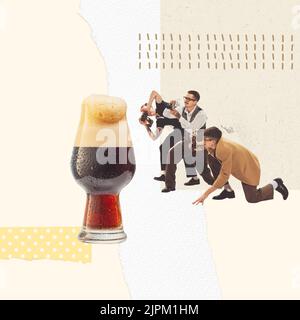 Collage zeitgenössischer Kunst. Eine Gruppe junger Männer in stilvoller Retro-Kleidung, die ein Foto von dunklem, schäumenden Bier machen Stockfoto