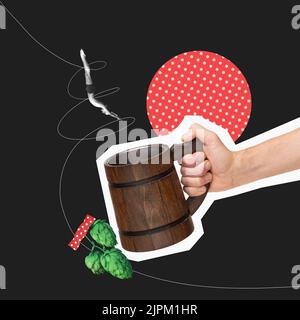Collage zeitgenössischer Kunst. Junger Mann taucht in einen hölzernen Bierkrug, der auf schwarzem Hintergrund isoliert ist. Trinkfeier Stockfoto
