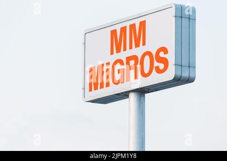 10. Juli 2022, Antalya, Türkei: Eingang zum Migros-Supermarkt - beliebtes Einzelhandelsgeschäft und Lebensmittelgeschäft Stockfoto