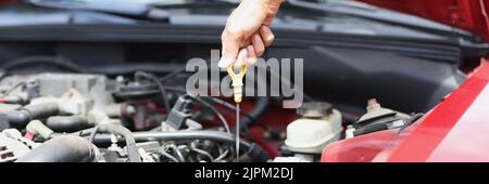 Messstab zum Prüfen des Ölstands in der Nahaufnahme des Fahrzeugmotors Stockfoto