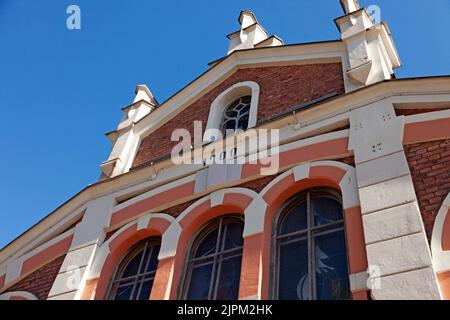 Vaasa, Finnland - 20. Juni 2022: Teil der Fassade der Markthalle der Stadt Stockfoto