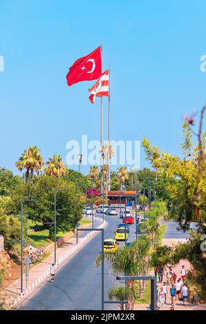 10. Juli 2022, Antalya, Türkei: Stadtstraße mit Autostraße und Fahrrad- und Fußgängerweg. Türkische Flagge auf einem Beobachtungspunkt Stockfoto