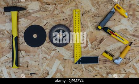Das Wort WERKZEUGE aus Briefen von Bauwerkzeugen gesammelt. Hintergrund der OSB-Bauplatte. Stockfoto