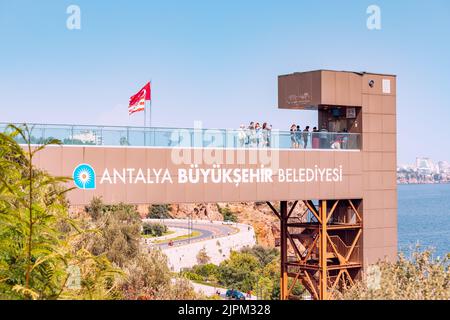 10. Juli 2022, Antalya, Türkei: Die Menschen auf der Aussichtsplattform bewundern den Blick auf das Meer und die Stadt und warten darauf, dass der Aufzug zur Bea hinunterfährt Stockfoto