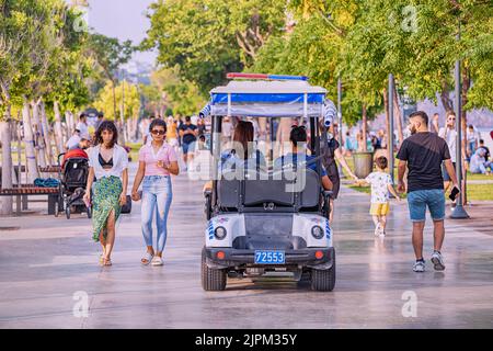 10. Juli 2022, Antalya, Türkei: Polizei patrouilliert an der Küstenpromenade im Ferienort. Das Konzept der touristischen Polizei und Diebstahl und Sicherheit Stockfoto