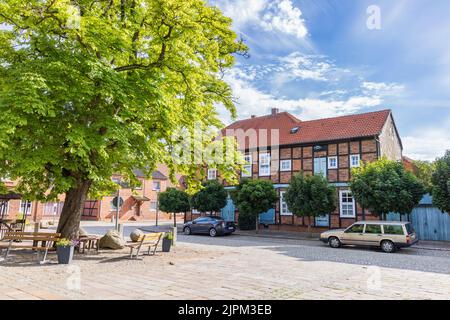 Schnackenburg, Deutschland - 3. August 2022: Blick auf die Straße Hauptplatz Schnackenburg in niedersachsen Deutschland an der ehemaligen innerdeutschen Grenze zwischen Ost- und Westdeutschland Stockfoto