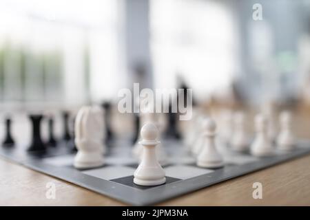 Neues Schachbrett mit Schachfiguren auf dem Tisch für das Spiel. Stockfoto