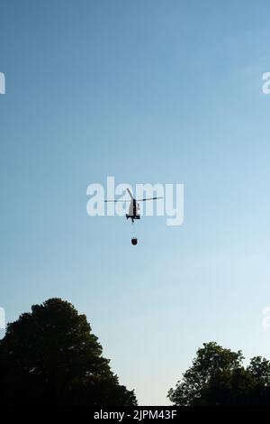 Super Puma der Bundespolizei bei der Wasseraufnahme für Waldbrand Bempfung bei Dillenburg Stockfoto