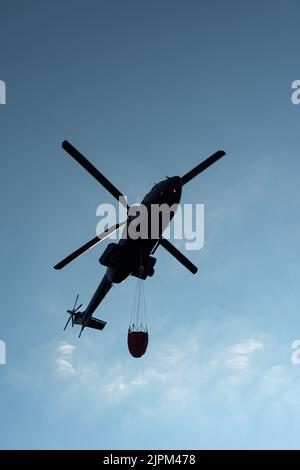 Super Puma der Bundespolizei bei der Wasseraufnahme für Waldbrand Bempfung bei Dillenburg Stockfoto