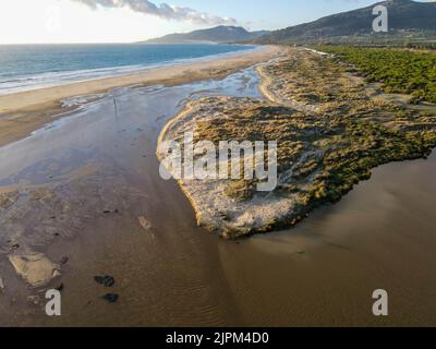 Drohnenansicht am Strand in der Nähe von Tarifa auf Andalusien in Spanien Stockfoto