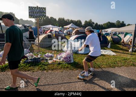 2022-08-19 09:19:34 BIDDINGHUIZEN - Festivalbesucher auf dem Campingplatz am ersten Tag des dreitägigen Musikfestivals Ein Campingflug nach Lowlands Paradise. ANP FERDY DAMMAN niederlande Out - belgien Out Stockfoto