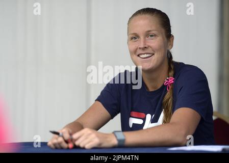 Shelby Rogers (USA) signiert Autogramme bei der Rothesay International, Devonshire Park, Eastbourne, Juni 2022 Stockfoto