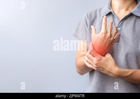 Frau, die ihr Handgelenk schmerzt, weil sie lange Zeit Smartphone oder Computer benutzt. De Quervain s Tenosynovitis, Kreuzungssymptom, Syndrom des Quervalltunnels Stockfoto