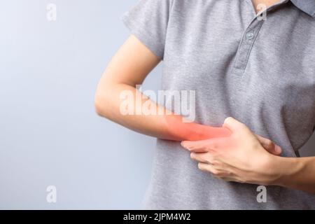 Frau, die ihr Handgelenk schmerzt, weil sie lange Zeit Smartphone oder Computer benutzt. De Quervain s Tenosynovitis, Kreuzungssymptom, Syndrom des Quervalltunnels Stockfoto