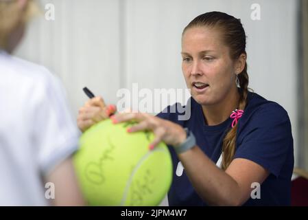 Shelby Rogers (USA) signiert Autogramme bei der Rothesay International, Devonshire Park, Eastbourne, Juni 2022 Stockfoto