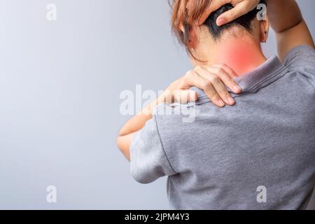 Frau mit ihrem Hals verstauen, Muskel schmerzhaft während Überlastung. Mädchen mit Körperproblem nach dem Aufwachen. Steifer Hals, Office-Syndrom und ergonomisches Konzept Stockfoto