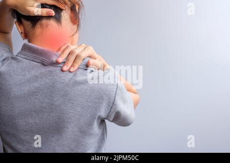 Frau mit ihrem Hals verstauen, Muskel schmerzhaft während Überlastung. Mädchen mit Körperproblem nach dem Aufwachen. Steifer Hals, Office-Syndrom und ergonomisches Konzept Stockfoto