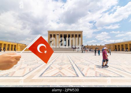 Anitkabir und türkische Flagge. 29.. oktober tag der republik oder 10.. november Gedenktag von Atatürk oder 19. Mai Hintergrundbild. Ankara Türkei - 5.16.2022 Stockfoto