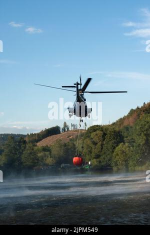 Super Puma der Bundespolizei bei der Wasseraufnahme für Waldbrand Bempfung bei Dillenburg Stockfoto