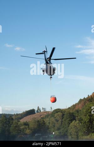 Super Puma der Bundespolizei bei der Wasseraufnahme für Waldbrand Bempfung bei Dillenburg Stockfoto