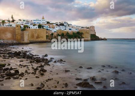 Eine Luftaufnahme des Stadtbildes Rabat, umgeben von Gebäuden und Wasser während des Sonnenuntergangs Stockfoto