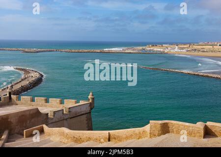 Eine Luftaufnahme von Rabat, umgeben von Gebäuden und Wasser Stockfoto