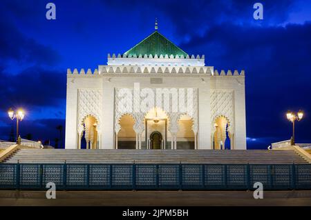 Eine Luftaufnahme des Mausoleums von Mohammed V, umgeben von einer steinigen Säule in Rabat Stockfoto