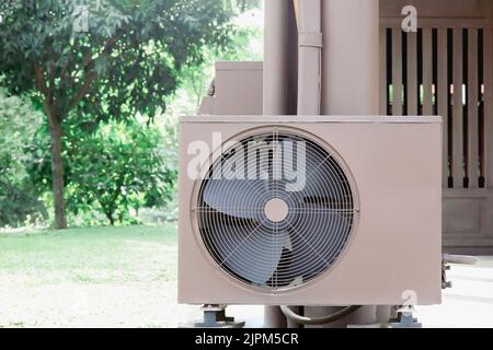 Klimaanlage (HLK) auf dem Dach eines Industriegebäudes Stockfoto