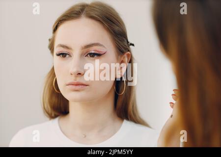 Schöne junge Frau Anwendung Make-up Schönheit Visage Pinsel. Stockfoto