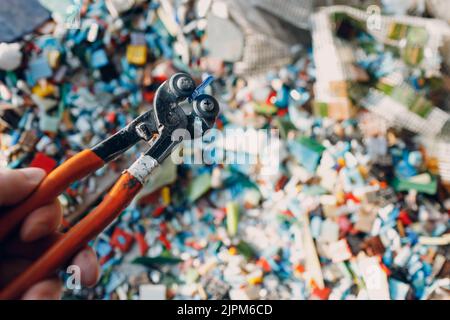 Craftsman Cutter Nipper Werkzeug zum Schneiden von Smaltglas für die Herstellung von Mosaikkunst Stockfoto