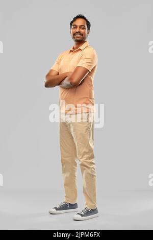 Porträt eines glücklich lächelnden jungen indischen Mannes Stockfoto