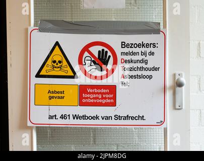 Breda, Nordbrabant, Niederlande, 25.07.2022, Schild an der Tür, Warnung. Verbotener Zugang, giftige Substanzen, asBest. Stockfoto