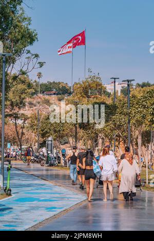 10. Juli 2022, Antalya, Türkei: Fahrrad und Fussgängerweg am Ufer von Antalya. Die Menschen laufen und genießen das Wetter und das Wochenende Stockfoto