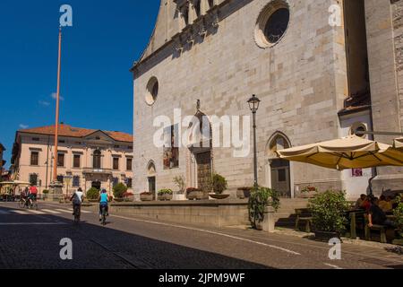 Cividale del Friuli, Italien - August 14. 2022. Die Renaissance Santa Maria Assunta aus dem 15.. Jahrhundert - Mariä Himmelfahrt - Kathedrale in Cividale, Italien Stockfoto